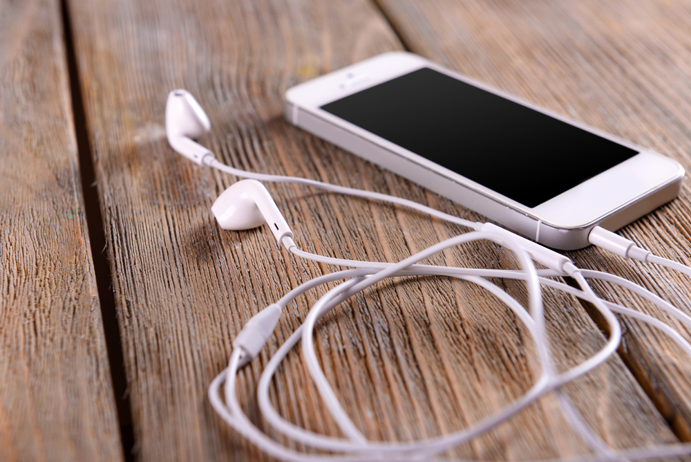 5 Podcasts Every Man Should Listen To – Improve Your Life During Your Dead Time